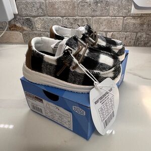 Hey Dude Wendy toddler size 6 buffalo plaid - white and black plaid